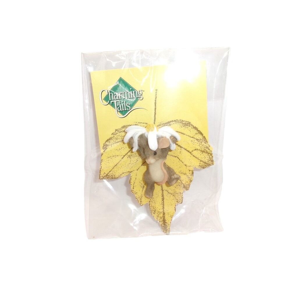 New Charming Tails Mouse Pin Brooch Hanging from Daisy Flower NIP 2 inches tall